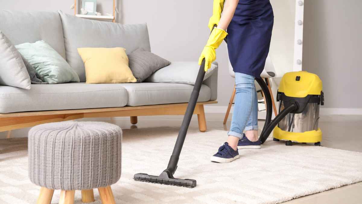 Empleada del hogar limpiando la cocina, concepto de sanciones por contratación ilegal