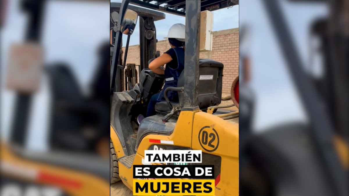 Mujer trabajando como operadora de montacargas en la construcción