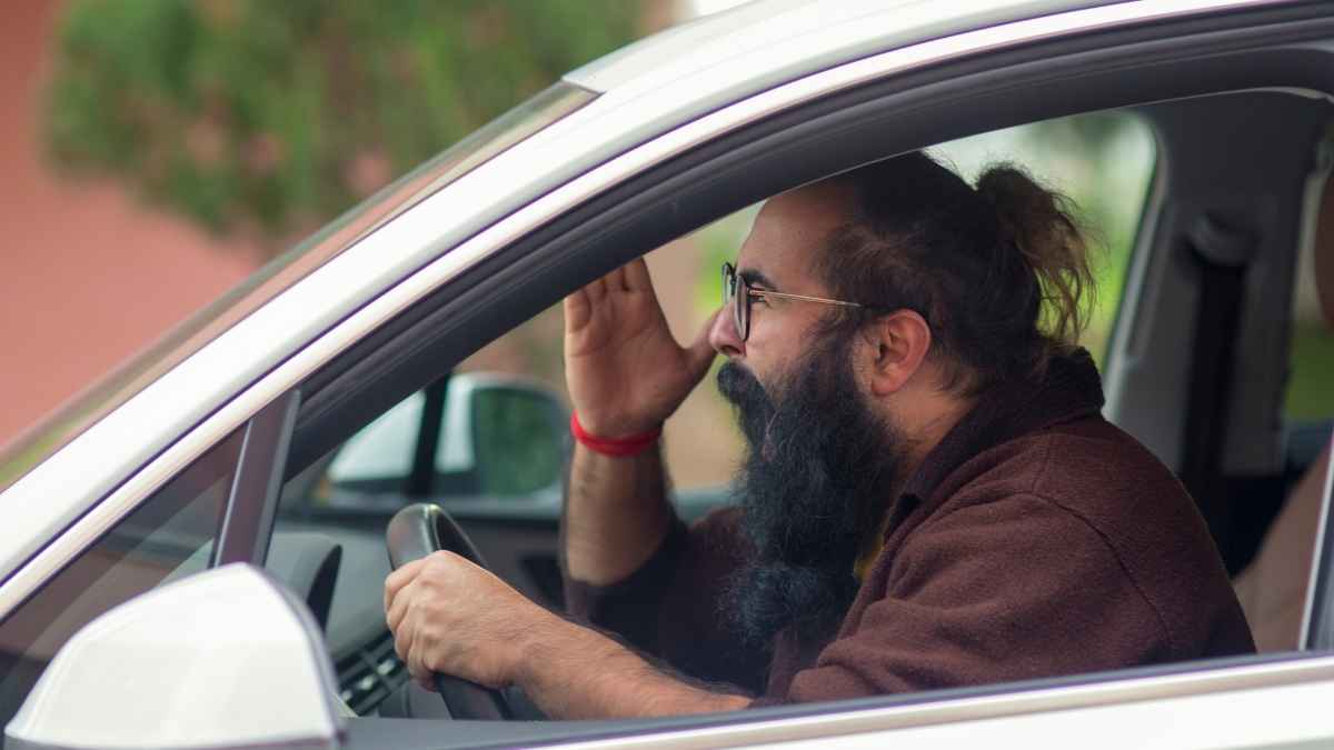 Conductor en su vehículo tras ser despedido en periodo de prueba pese a estar enfermo