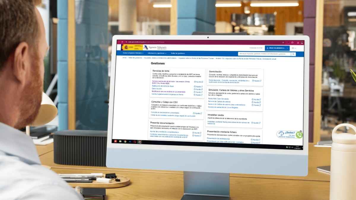 Contribuyente consultando la devolución de la Renta en la web de Hacienda