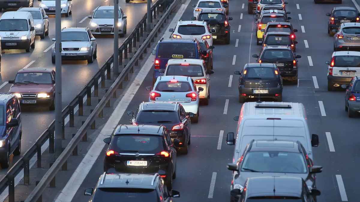 Tráfico en carretera con coches en atasco relacionado con consejos de la DGT para ahorrar combustible