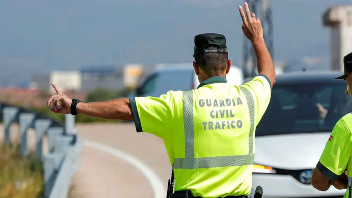 Agente de la Guardia Civil de Tráfico en carretera con nueva normativa de la DGT sobre la luz V16 obligatoria