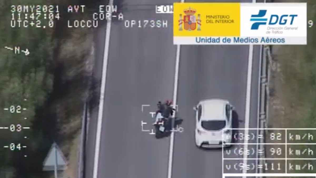 Helicóptero Pegasus de la DGT captando infracciones de tráfico desde el aire
