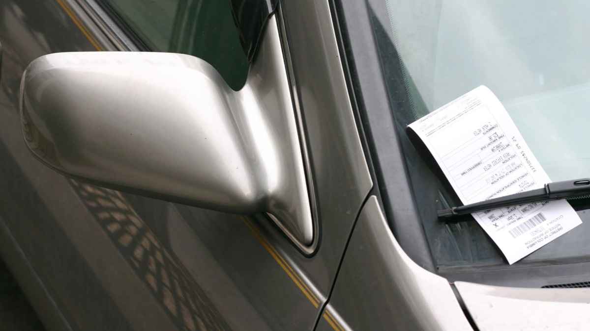 Multa de la DGT por aparcar en punto de recarga para coches eléctricos.
