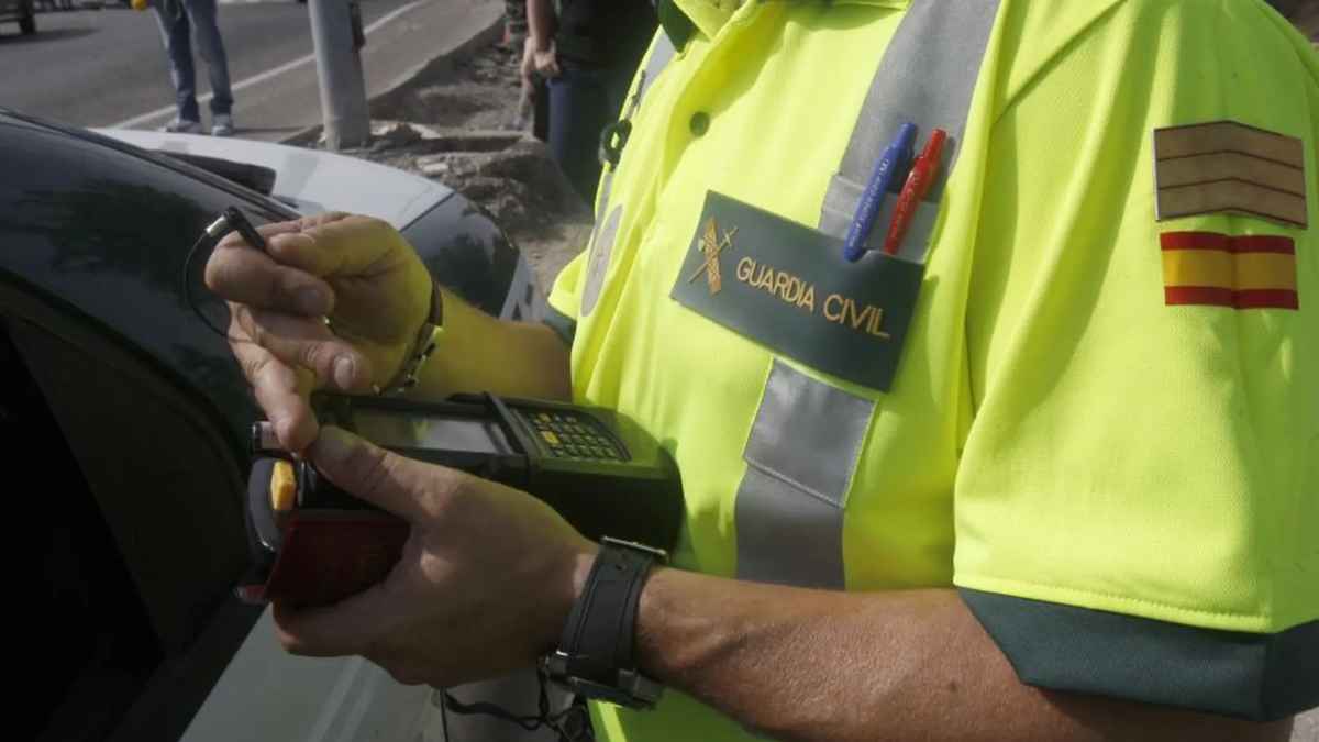Agente de Guardia Civil realizando control de tráfico y sanciones en carretera