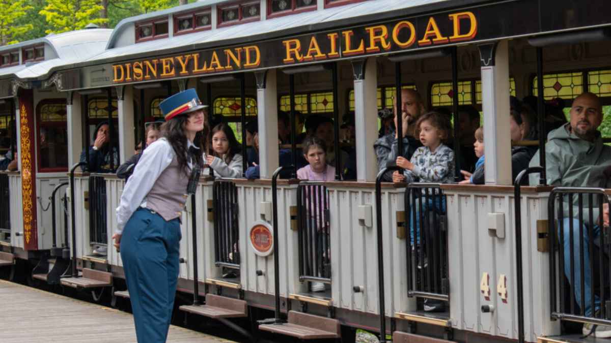 Empleo en Disneyland París tren turístico Disneyland Railroad trabajadores casting 2025 SEPE