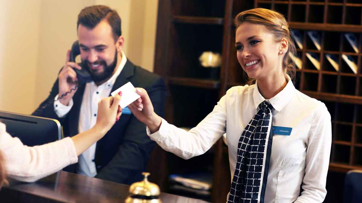 Persona mostrando el DNI en un ordenador para registrarse en un hotel online