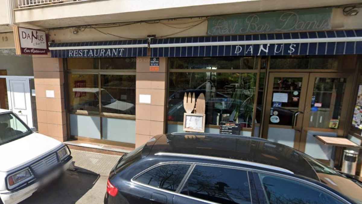 Fachada de un bar restaurante cerrado dos días por descanso laboral en España