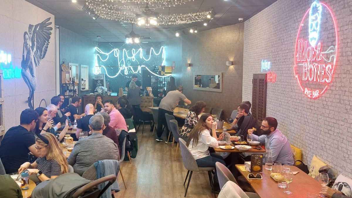 Clientes cenando en el restaurante Rice and Bones en Alicante durante el debate sobre el coste salarial en hostelería