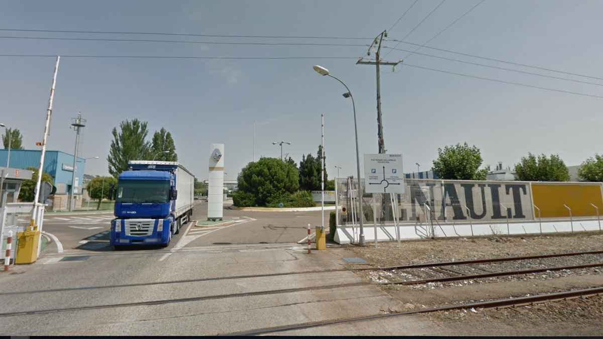 Entrada a la fábrica de Renault en Valladolid donde se ofertan 100 vacantes de empleo