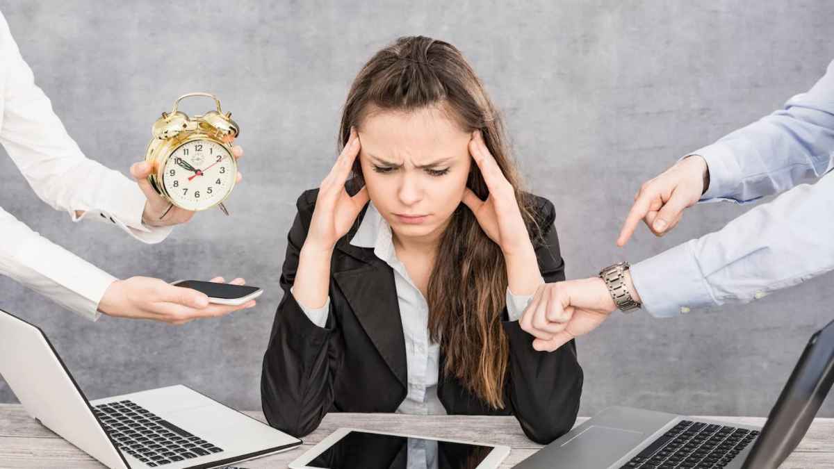 Trabajadora estresada obligada a quedarse más tiempo en la oficina