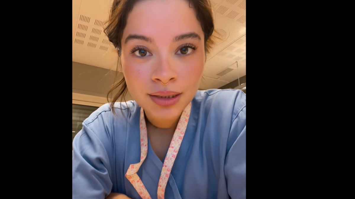 Enfermera española en Noruega con uniforme sanitario hablando sobre sus turnos de trabajo y días libres