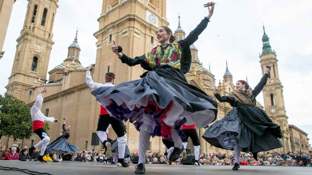 Bailarines en las Fiestas del Pilar 2025 en Zaragoza