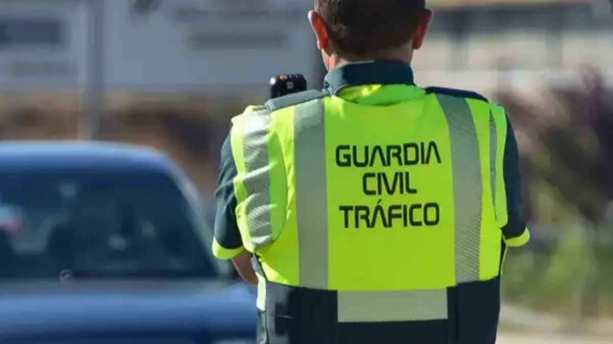 Agente de la Guardia Civil de Tráfico supervisando vehículos con la nueva etiqueta roja de la DGT