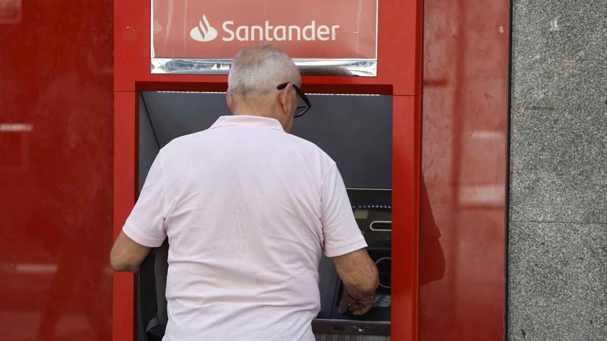 Pensionista retirando dinero en cajero Santander para cobrar pensión septiembre 2025
