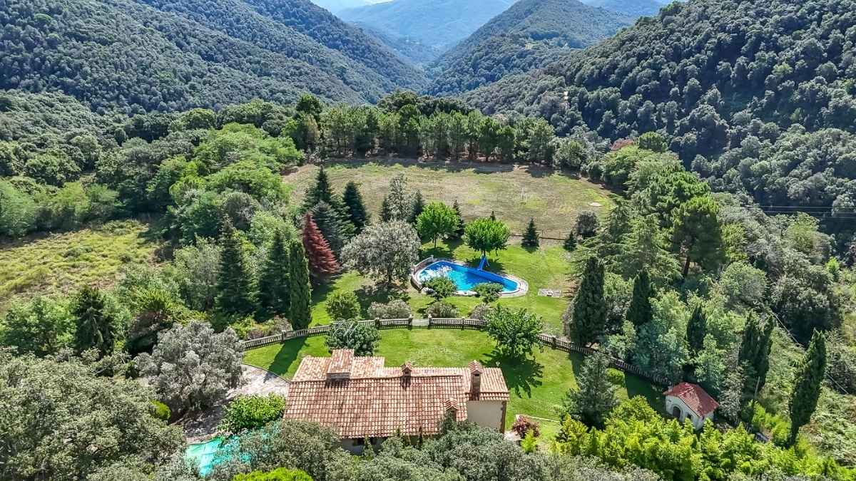 Vista aérea de finca rural con piscina rodeada de naturaleza en el Maresme, Barcelona
