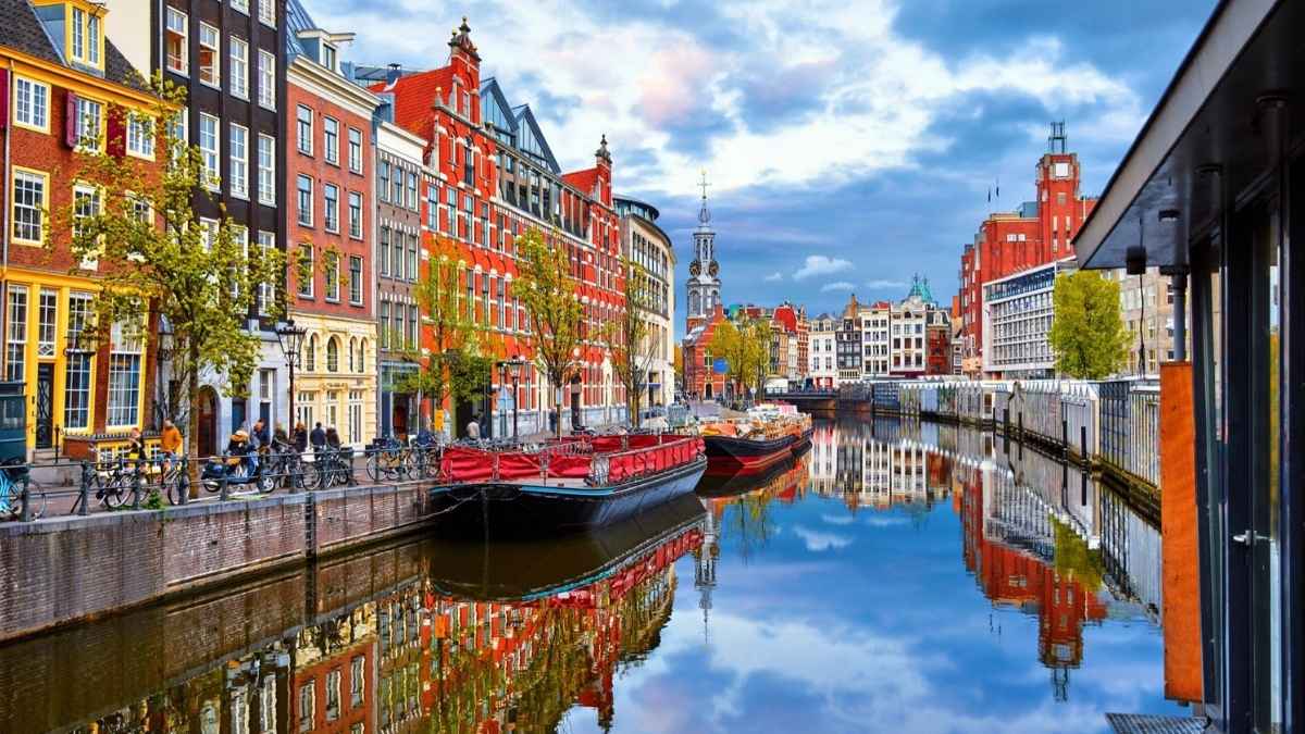 Canales y casas típicas de Ámsterdam en Países Bajos, destino de empleo para españoles en logística con vivienda incluida