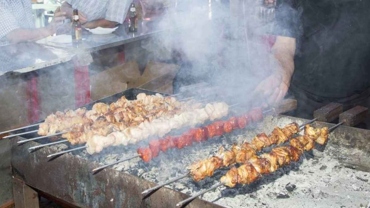 Pinchos de carne a la brasa en una feria popular