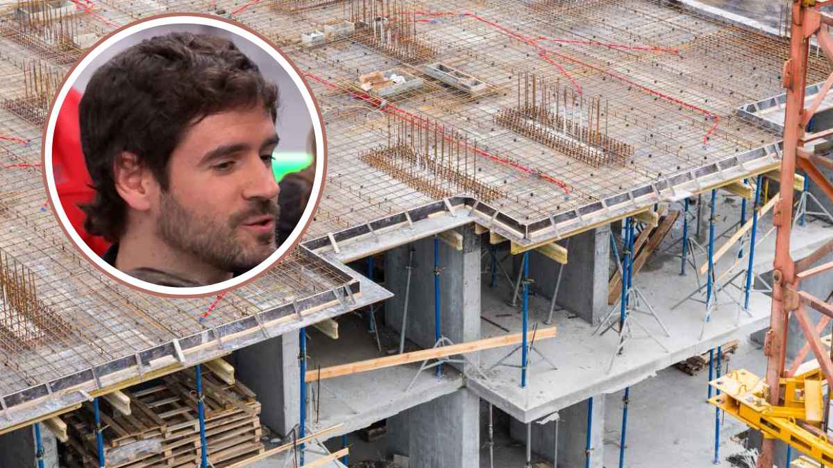 Obra de edificio con forjado de hormigón y andamios, imagen ilustrativa del posible cambio a apartamentos turísticos en Valencia