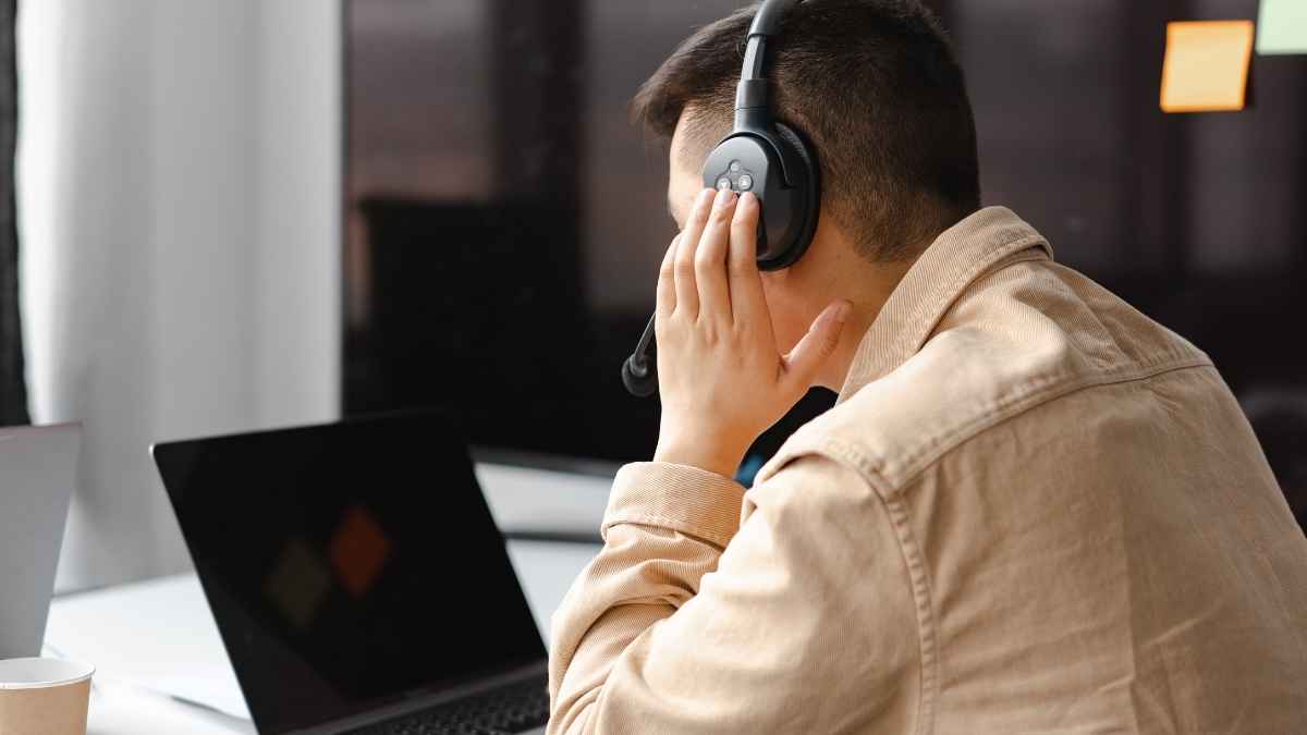 Empleado teletrabajando durante la jornada laboral de cuatro días en empresa que detectó un caso de pluriempleo