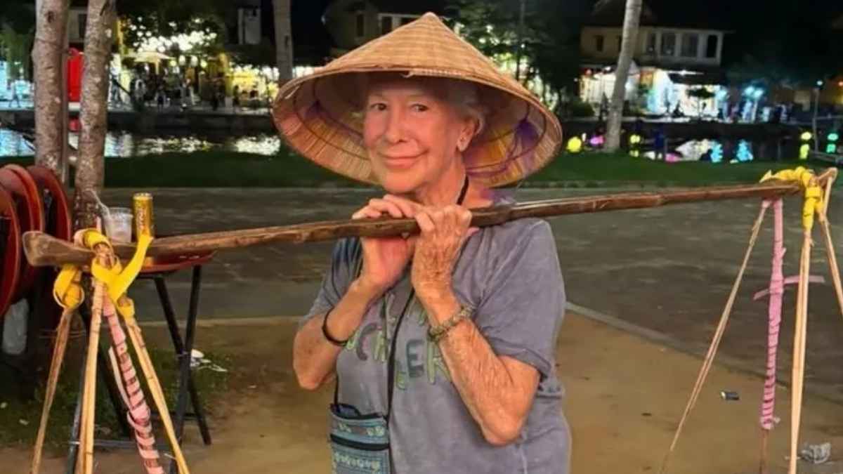 Mujer jubilada de 90 años viajando como mochilera y disfrutando de su jubilación con libertad gracias a su pensión