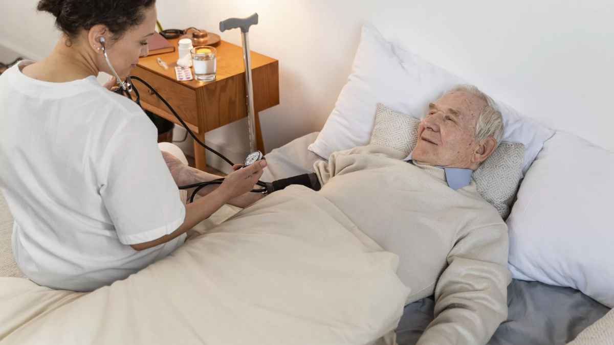 Enfermera cuida a jubilado de 92 años en cama antes de herencia