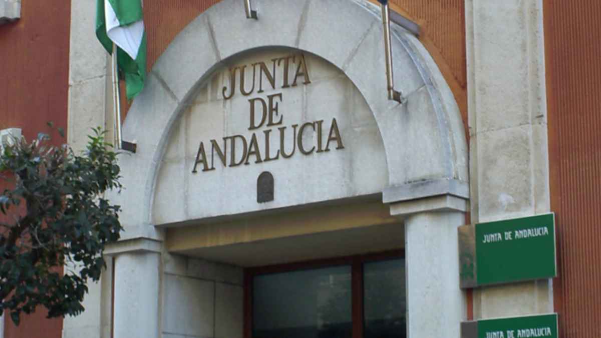Fachada de la Junta de Andalucía tras condena a indemnizar a un pensionista por error en su pensión