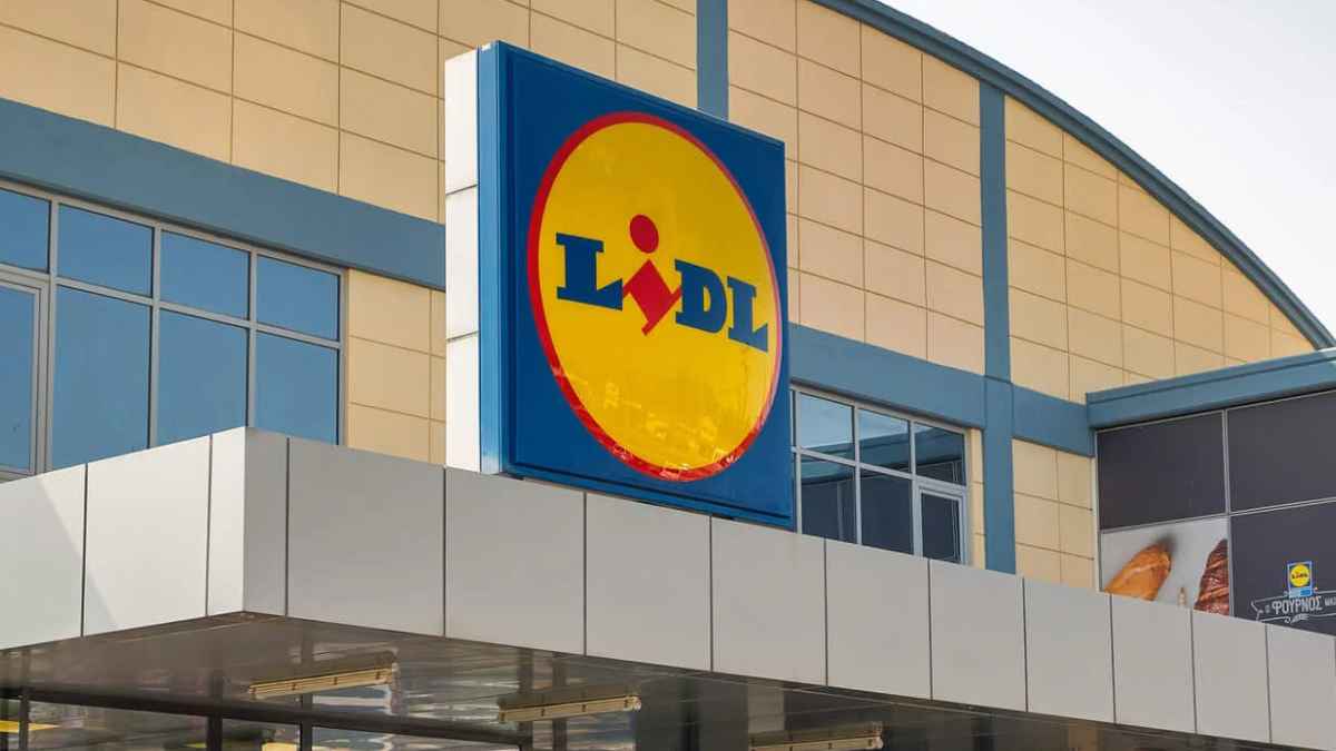 Fachada de supermercado Lidl donde se vende un pequeño electrodoméstico barato para la cocina