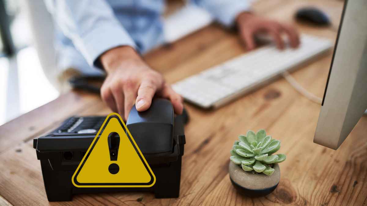 Empleado atiende llamada de trabajo que podría ser un timo en empresas
