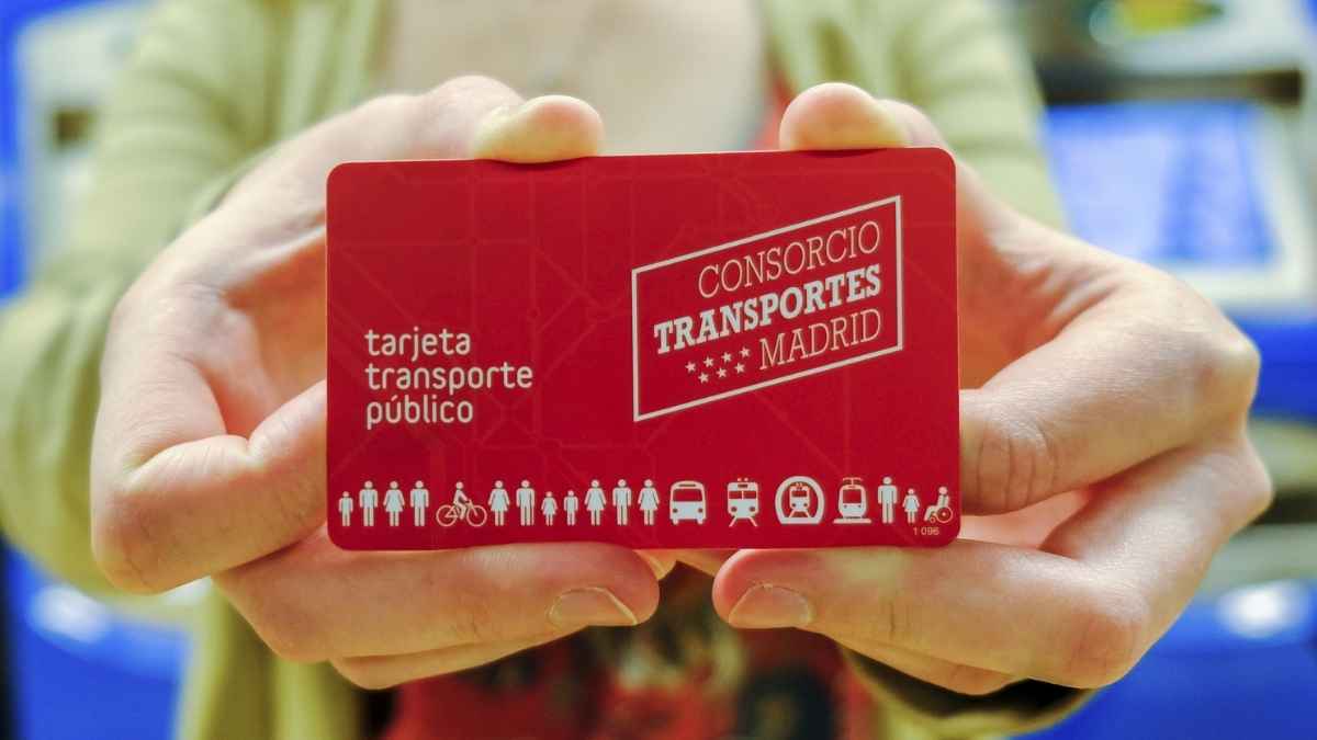 Persona sostiene tarjeta de transporte público del Consorcio de Transportes de Madrid que dejará de usarse en 2023