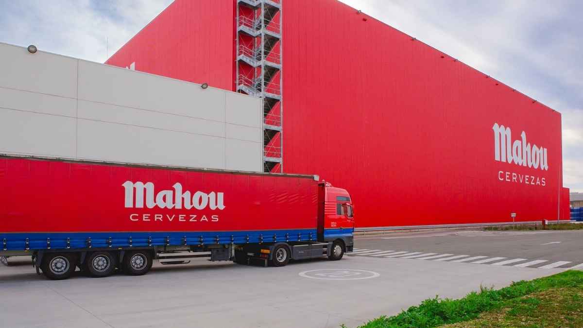 Camión de Mahou San Miguel en instalaciones logísticas para nuevas ofertas de empleo y vacantes en distintas provincias