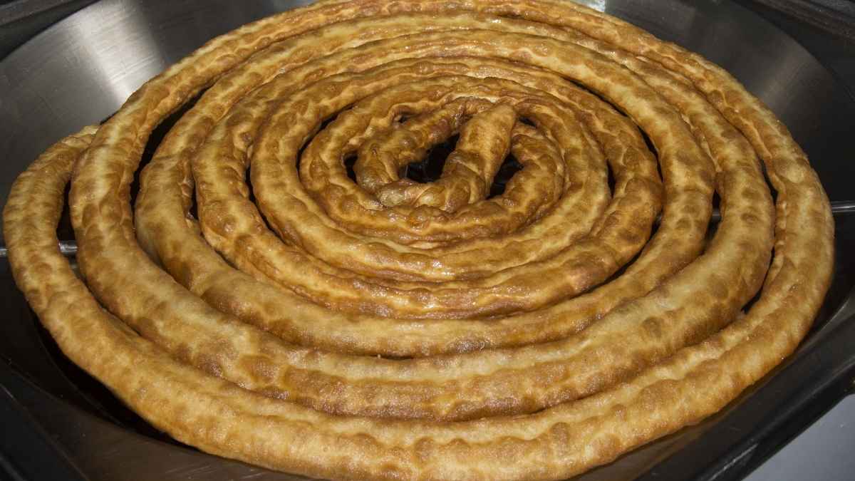 Churros tradicionales en rueda servidos en una churrería histórica de Málaga