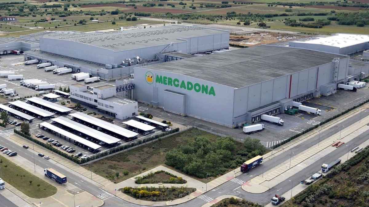 Centro logístico de Mercadona con camiones de reparto y ofertas de empleo en almacén