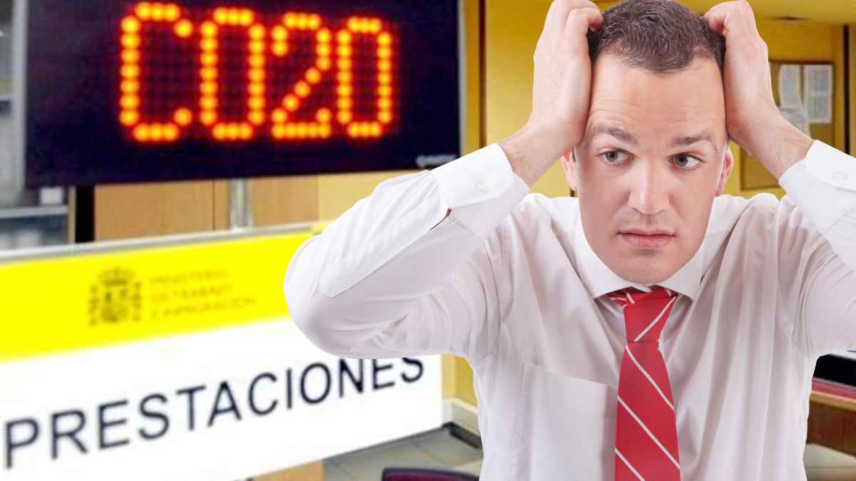 Trabajador preocupado en oficina de prestaciones de la Seguridad Social
