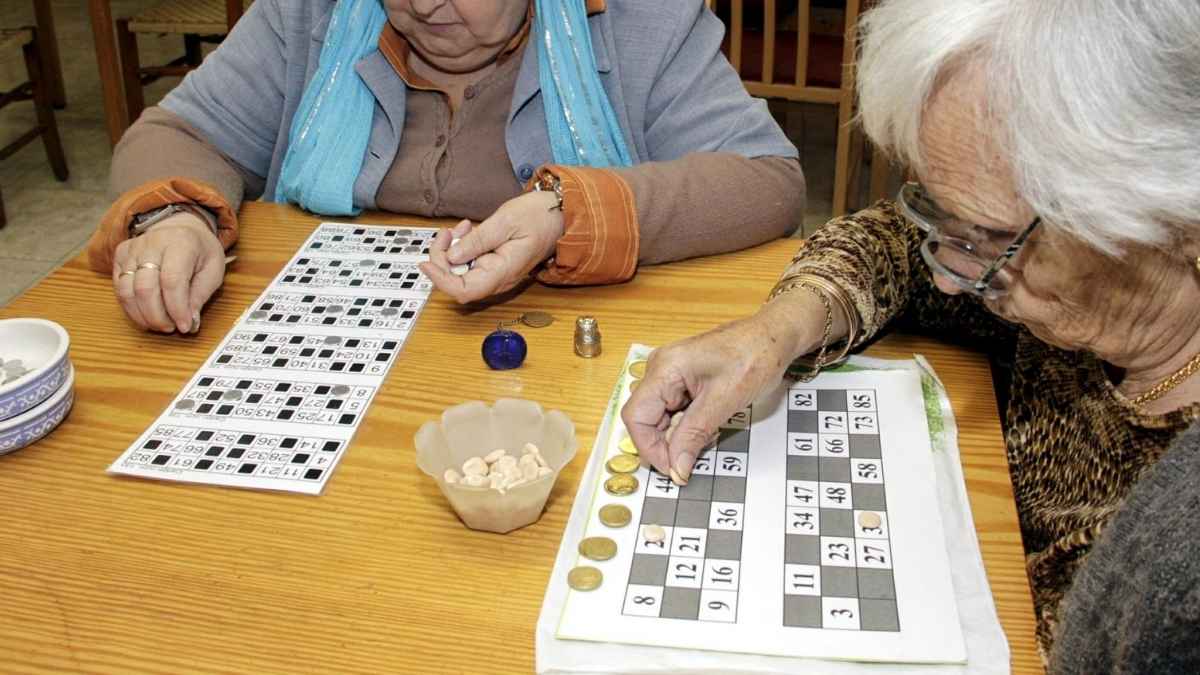 Personas mayores jugando al bingo en una residencia de ancianos en Melbourne