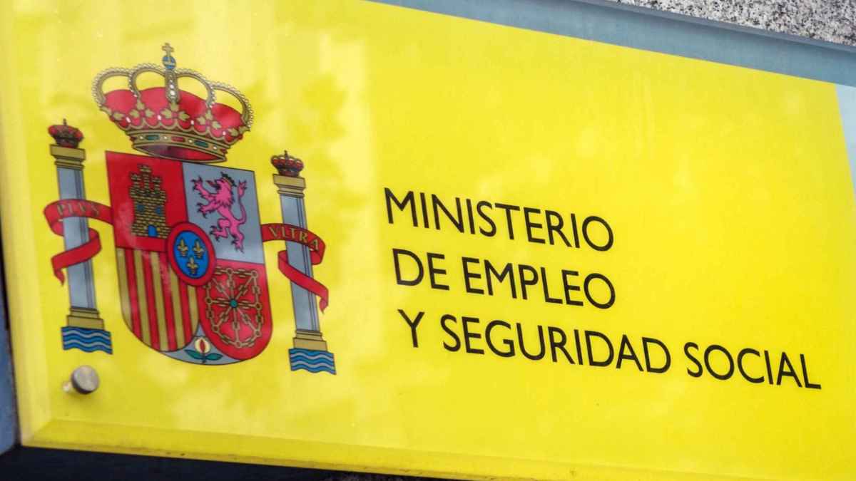Escudo de España en el Ministerio de Empleo y Seguridad Social relacionado con multas a pensionistas