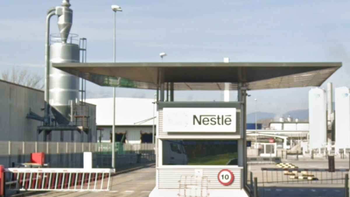 Entrada a la fábrica de Nestlé en España con nuevas ofertas de empleo
