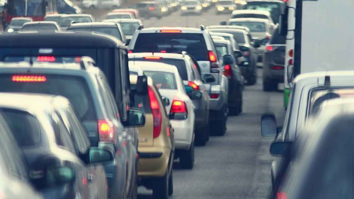 Atasco de coches en carretera con nuevas medidas de la DGT para reducir el tráfico
