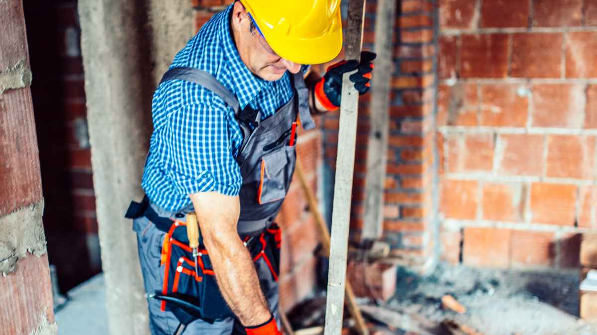 Trabajador realizando obras en edificio que pueden afectar zonas comunes sin permiso de la comunidad