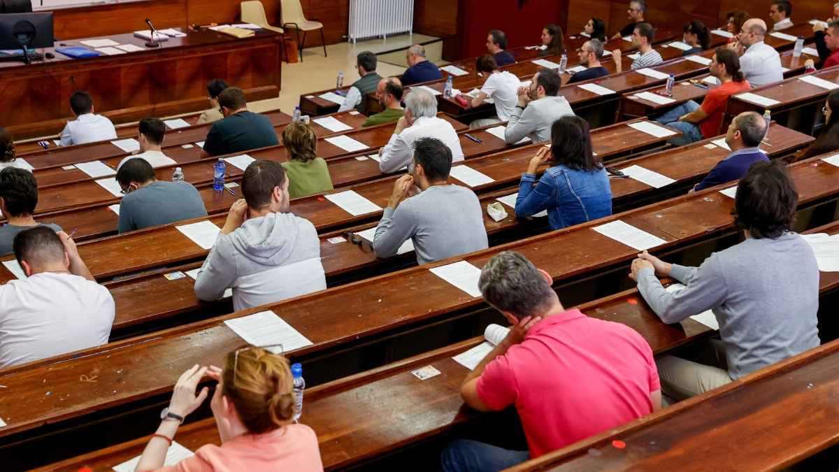 Opositores realizando examen de oposiciones de Enfermería en Aragón 2025