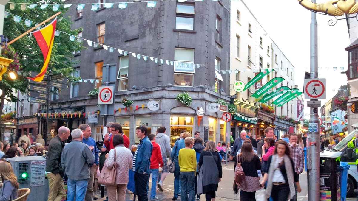 Calle concurrida en Irlanda con ambiente urbano, empleo en centros educativos con contrato indefinido