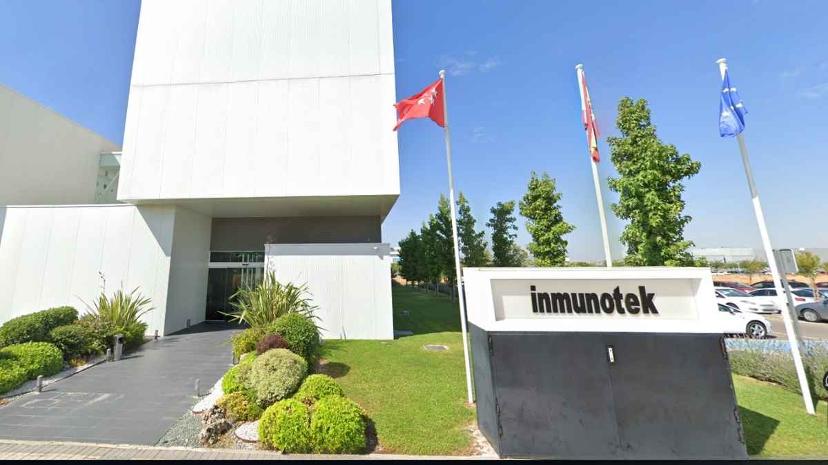 Fachada de Inmunotek en Alcalá de Henares donde se necesita personal de limpieza con contrato indefinido