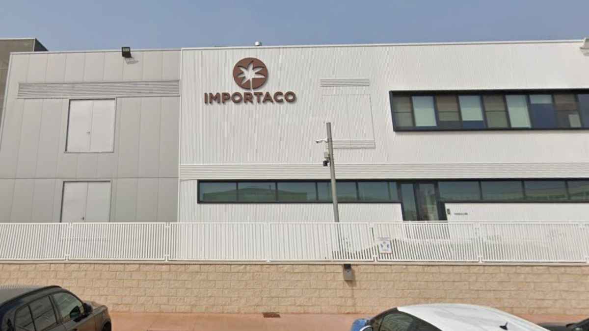 Fachada de la fábrica de pipas Importaco en Sagunto Valencia