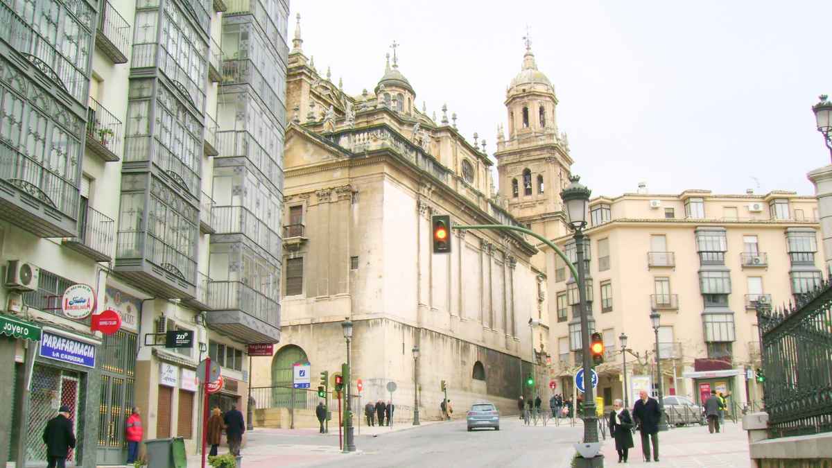 Catedral de Jaén en el centro de la ciudad relacionada con noticia sobre pensión y premio de jubilación
