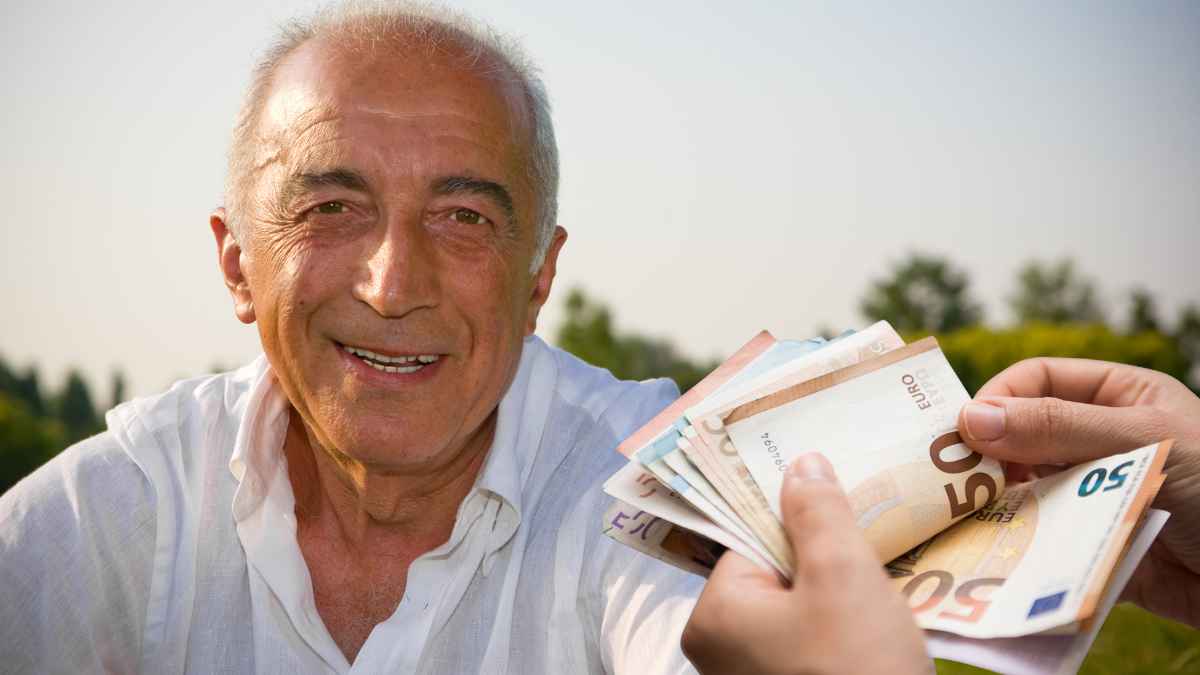Hombre mayor de 65 años recibe dinero en euros gracias a la prestación Aspa de 1.030 euros