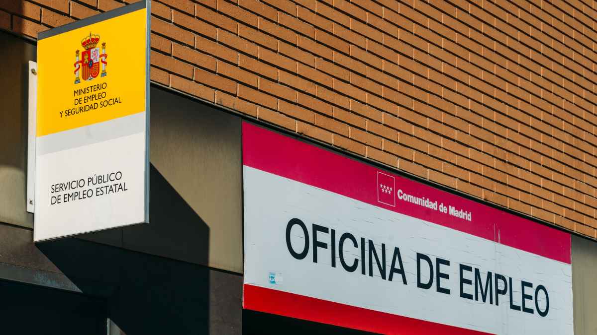 Oficina de empleo del SEPE en Madrid para solicitar prestación de 11.000 euros con requisitos específicos.
