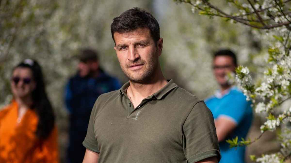 Agricultor extremeño en el campo hablando sobre prestaciones y falta de relevo generacional