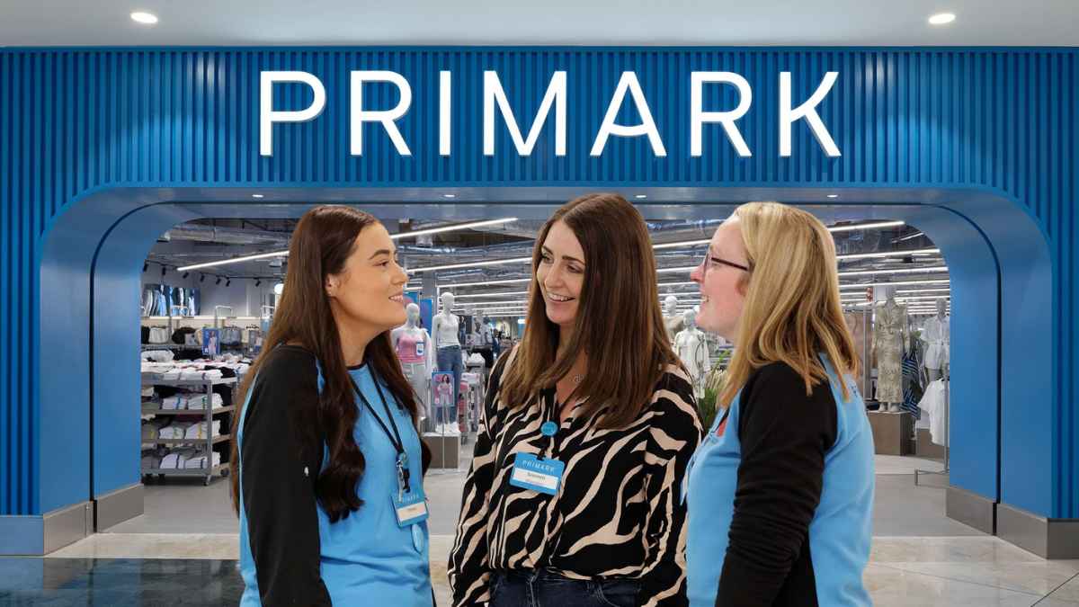 Empleados de Primark en tienda de moda low cost con ofertas de empleo y currículum online