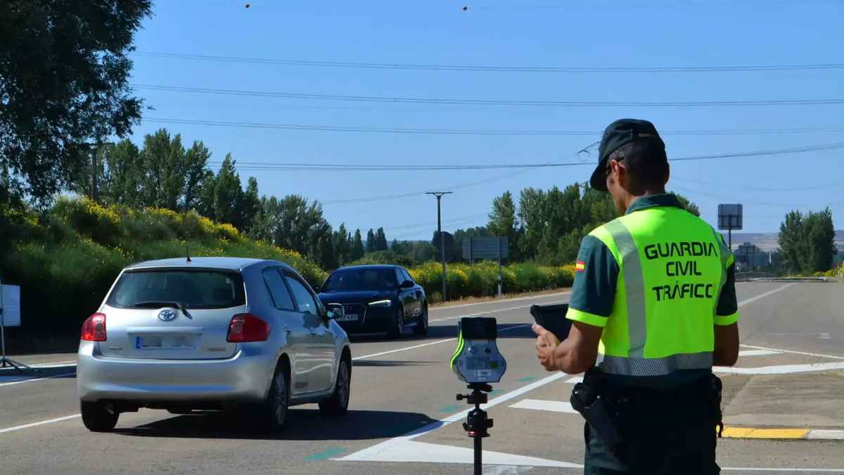 Guardia Civil de Tráfico controlando vehículos en carretera con radar