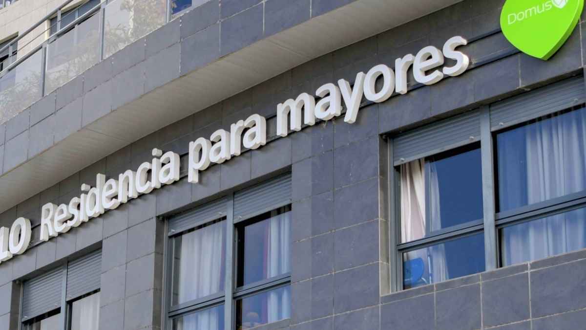 Fachada de la residencia de mayores DomusVi El Serrallo en Granada